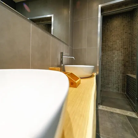 In The Centre With Steam Bath Daire